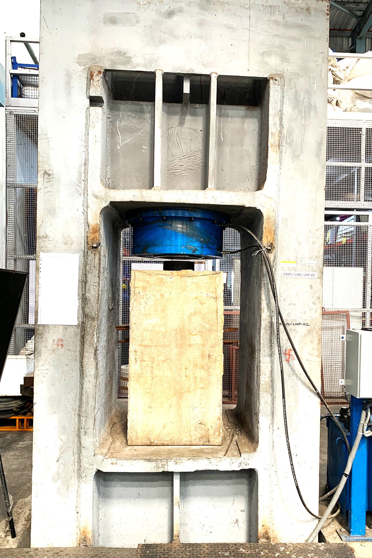 Lab-Testing-HydraulicPress-02